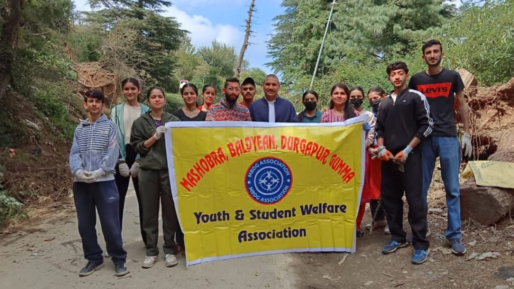 Youth started a cleanliness campaign in Baldeniya HIMACHAL HEADLINES