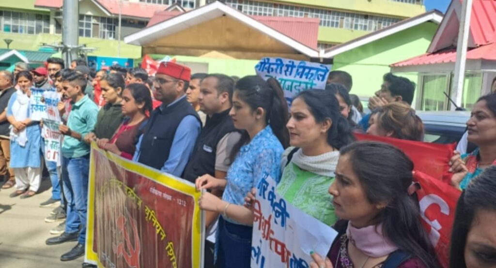 CITU held a strong silent demonstration outside IGMC Shimla against the firing of 31 security personnel CITU held a strong silent demonstration outside IGMC Shimla against the firing of 31 security personnel HIMACHAL HEADLINES