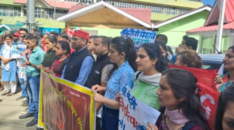 CITU held a strong silent demonstration outside IGMC Shimla against the firing of 31 security personnel HIMACHAL HEADLINES