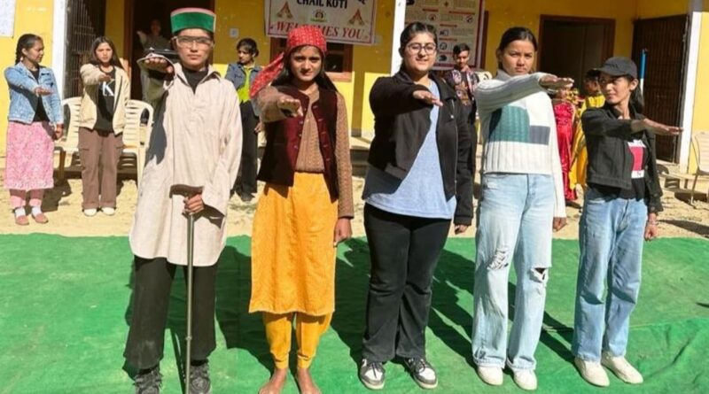 Students gave the message of road safety by presenting a street play HIMACHAL HEADLINES