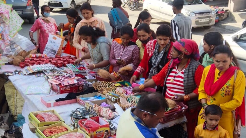 Women doing shopping in Junga on Karwa Chauth HIMACHAL HEADLINES