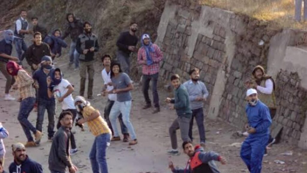 Age-old stone pelting Bhadrakali sacrificial fair held near Dhami  HIMACHAL HEADLINES