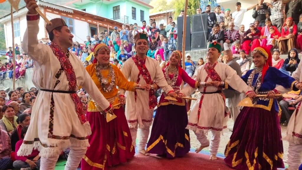 People danced to the song named Jolo Paani Re Dive at Peeran Fair on Bhaiya Dooj People danced to the song named Jolo Paani Re Dive at Peeran Fair on Bhaiya Dooj HIMACHAL HEADLINES