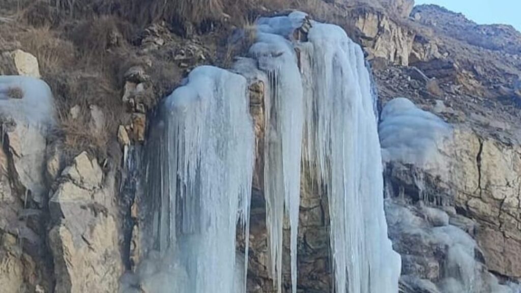 Keylong freezes at minus six degrees HIMACHAL HEADLINES