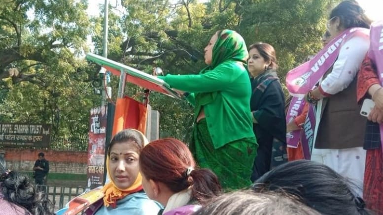 Pratibha Singh criticized the anti-women policies of BJP at Jantar Mantar HIMACHAL HEADLINES