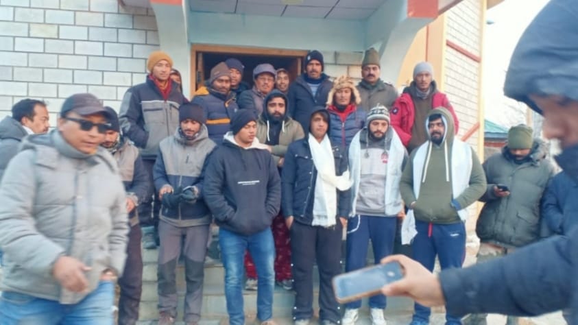 Five tourists rescued from snow-bound Kaza-Manali road, 40 km away from Loasr village HIMACHAL HEADLINES