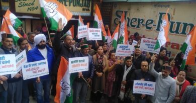 Himachal Congress protested against the anti-people policies and dictatorial decisions of BJP suspending MPs HIMACHAL HEADLINES