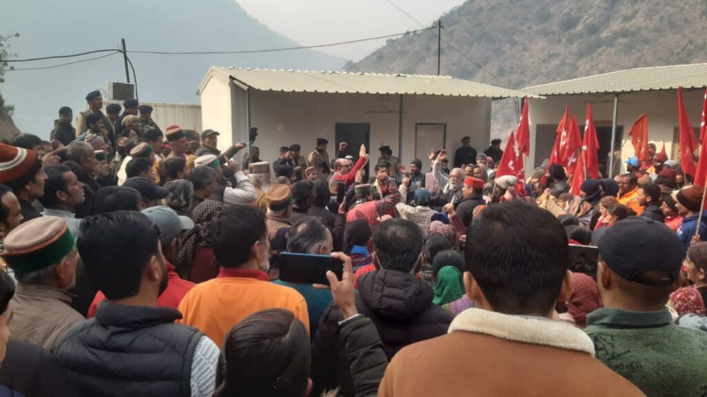 Hundreds of Farmers and laborers protest under the joint banner of CITU & Kissan Sabha in front of Sunni Dam Hundreds of Farmers and laborers protest under the joint banner of CITU & Kissan Sabha in front of Sunni Dam HIMACHAL HEADLINES