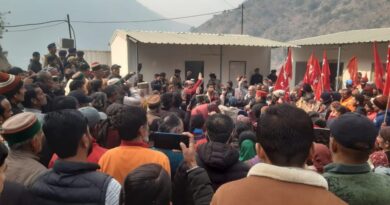 Hundreds of Farmers and laborers protest under the joint banner of CITU & Kissan Sabha in front of Sunni Dam HIMACHAL HEADLINES