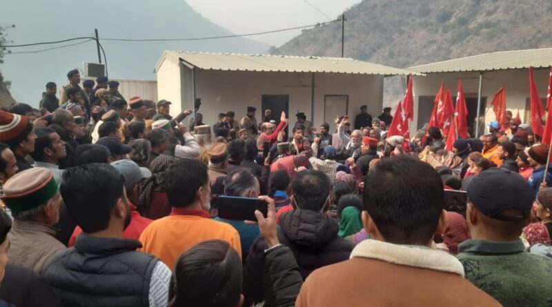 Hundreds of Farmers and laborers protest under the joint banner of CITU & Kissan Sabha in front of Sunni Dam HIMACHAL HEADLINES