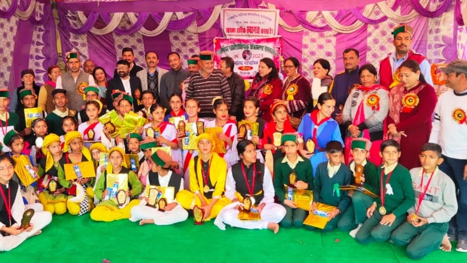 Shreya and Yoginder got the title of best student of the year HIMACHAL HEADLINES