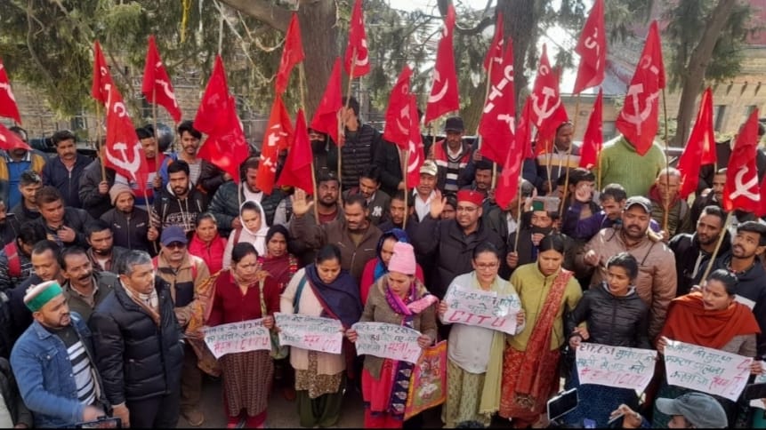 Hundreds of Sahib and outsourced workers demonstrated at the DC office of MC regarding their demands HIMACHAL HEADLINES