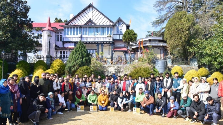 Students from Kashmir call on Governor Shukla HIMACHAL HEADLINES