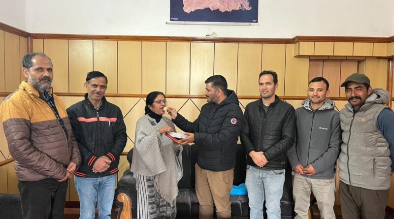 On completion of one year of restoration of OPS Employees Federation honors retired employees HIMACHAL HEADLINES