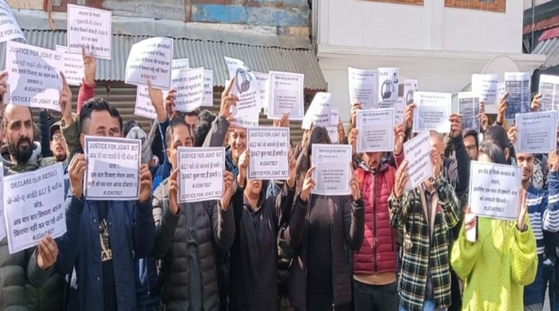 Failing to get relief from COM assurance: Two lakh JOA-IT aspirants on the road  HIMACHAL HEADLINES