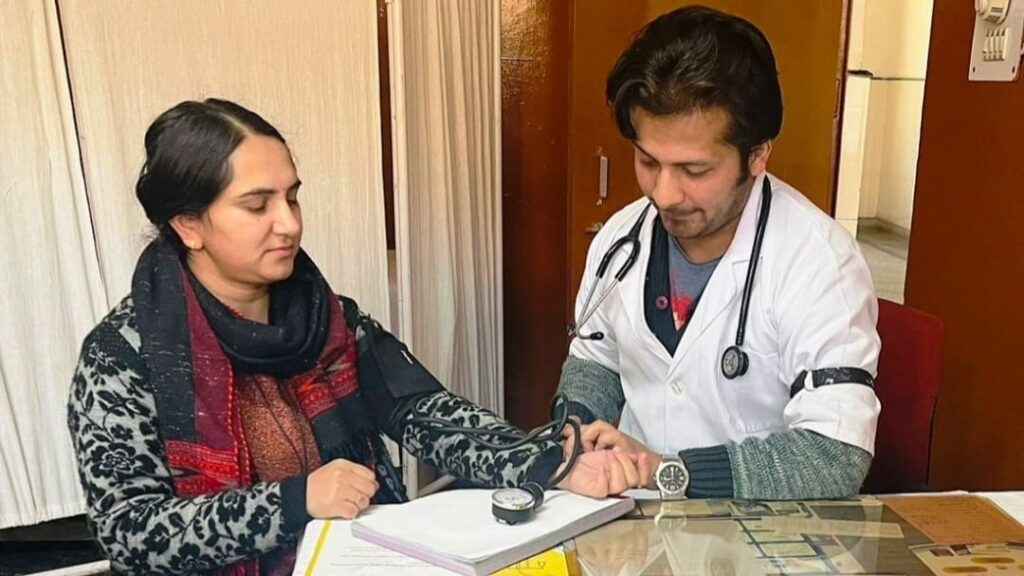In Junga, doctors expressed their anger by wearing black badges In Junga, doctors expressed their anger by wearing black badges HIMACHAL HEADLINES