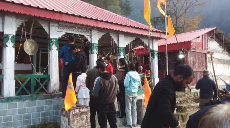 Hundreds of devotees offered obeisance at the princely Ram temple in Junga HIMACHAL HEADLINES