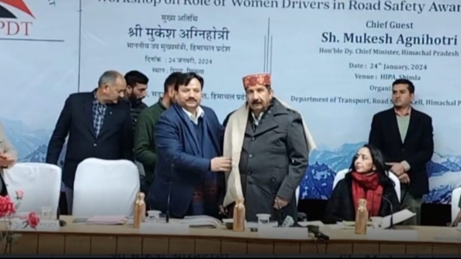 Women drivers share their experience with Mukesh Agnihotri in a workshop on Road Safety Awareness HIMACHAL HEADLINES