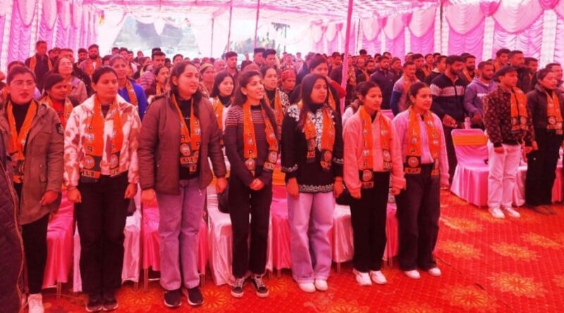 A crowd of youth gathered at the new voter conference in Bhattakufar HIMACHAL HEADLINES