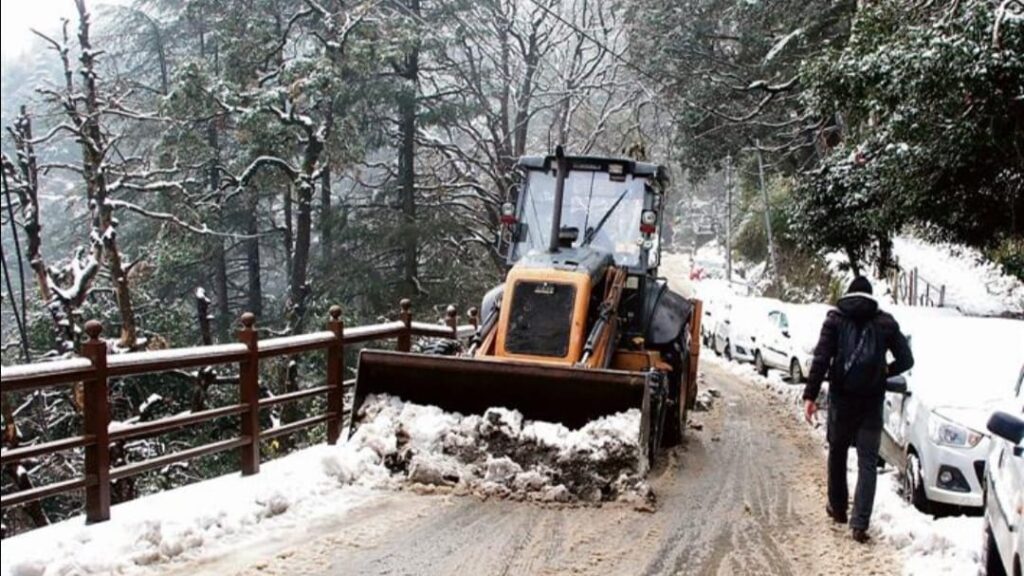 Snow paralyzes Himachal : Traffic Halted, Power Disruptions, and Road Closures across State Snow paralyzes Himachal : Traffic Halted, Power Disruptions, and Road Closures across State HIMACHAL HEADLINES