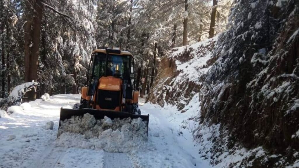 Kufri Chail Road closed due to snowfall - likely to open by Saturday Kufri Chail Road closed due to snowfall - likely to open by Saturday HIMACHAL HEADLINES