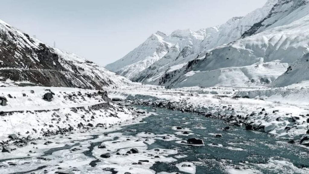 Thick layer of frost drops mercury in Himachal Pradesh HIMACHAL HEADLINES