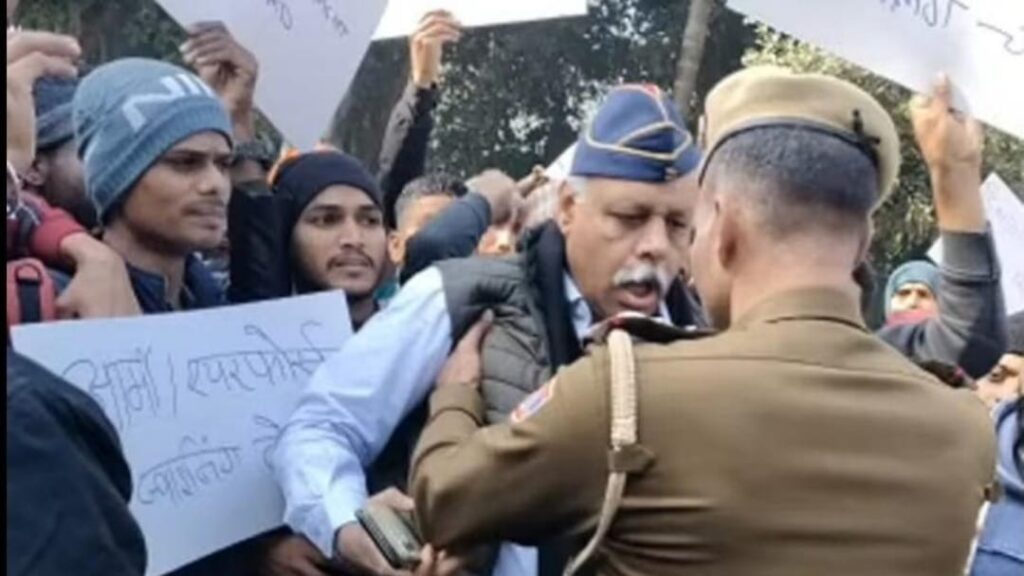 Delhi Police arrested hundreds of youth, including retired AICC Ex-Servicemen Department Chairman Colonel Rohit Chaudhary HIMACHAL HEADLINES