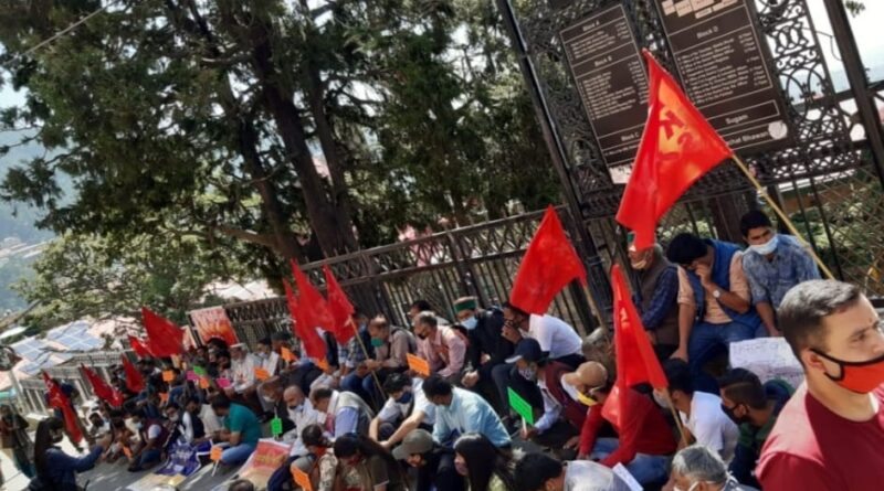 CPI(M) activists storms roads, alleging indiscrimination against Left front Govt  HIMACHAL HEADLINES