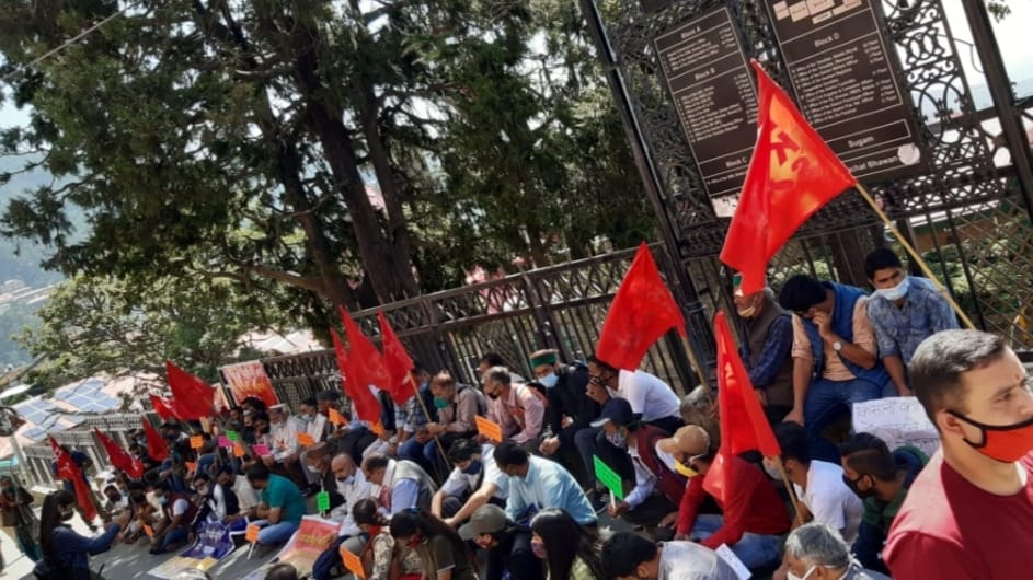 CPI(M) activists storms roads, alleging indiscrimination against Left front Govt CPI(M) activists storms roads, alleging indiscrimination against Left front Govt HIMACHAL HEADLINES
