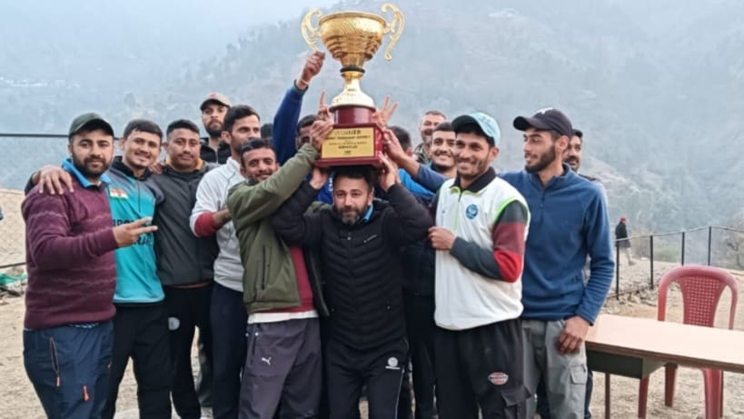 Peeran Tri team won a cricket trophy and a cash prize of Rs 51 thousand HIMACHAL HEADLINES