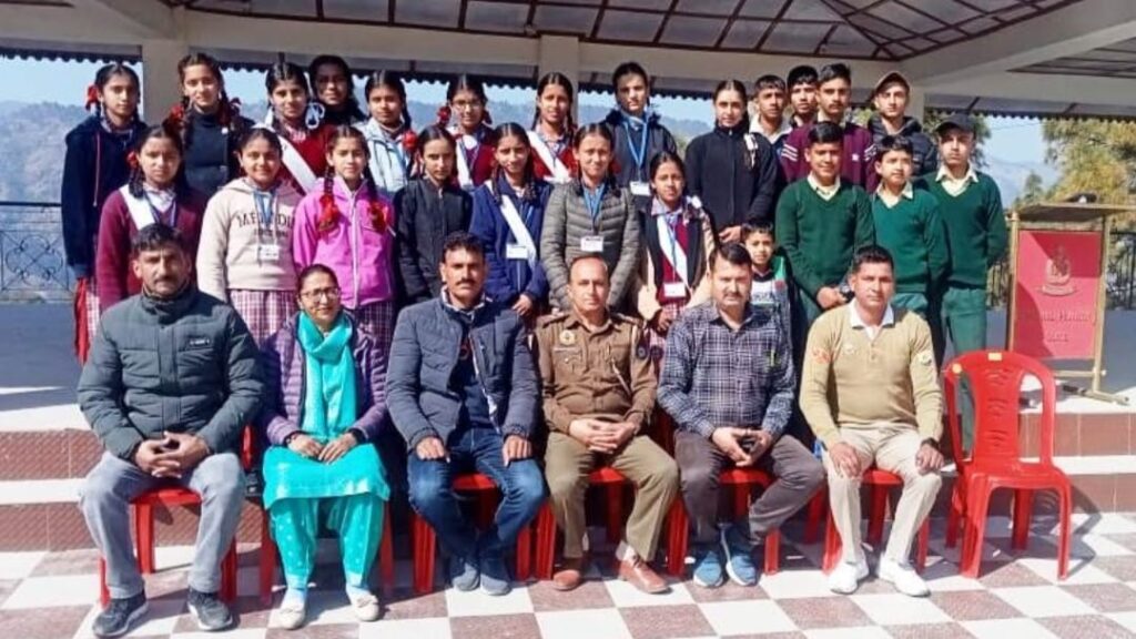 Police personnel gave tips to the children of Peeran School regarding road safety HIMACHAL HEADLINES