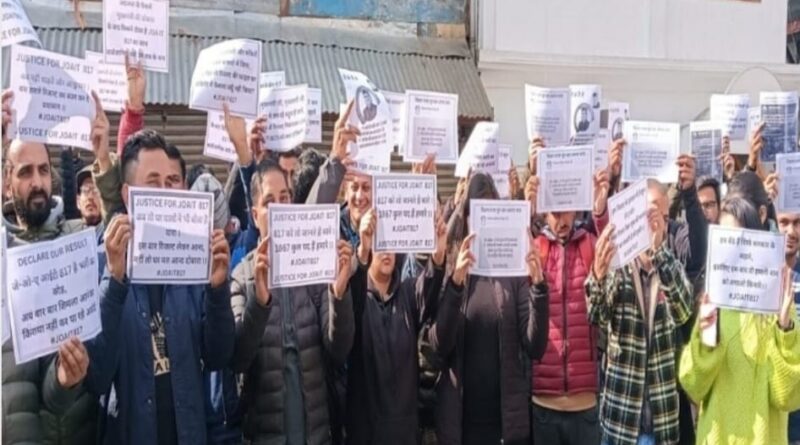 MLAs Sudhir Sharma and Rajendra Rana met JOA IT candidates sitting on strike HIMACHAL HEADLINES