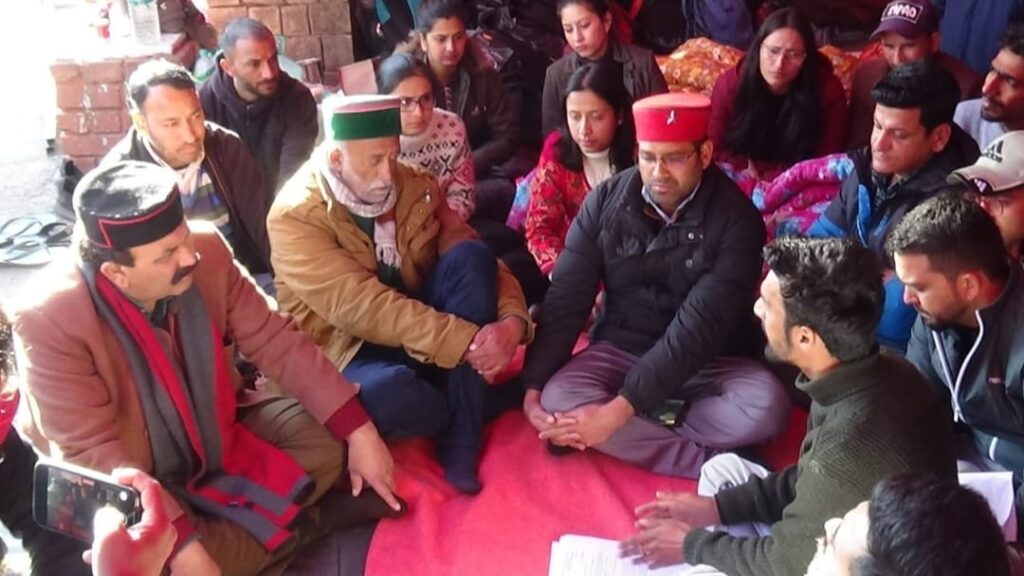 A delegation of CPI(M) met the JOA IT agitators at Chauda Maidan, Shimla A delegation of CPI(M) met the JOA IT agitators at Chauda Maidan, Shimla HIMACHAL HEADLINES