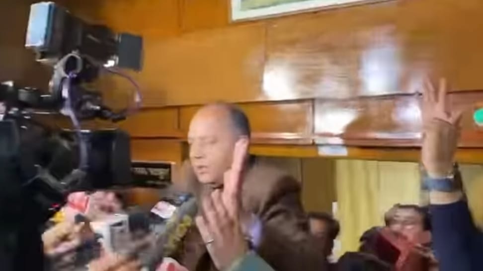 Himachal Assembly witnesses high voltage drama as suspended MLA refuse to vacate the house HIMACHAL HEADLINES