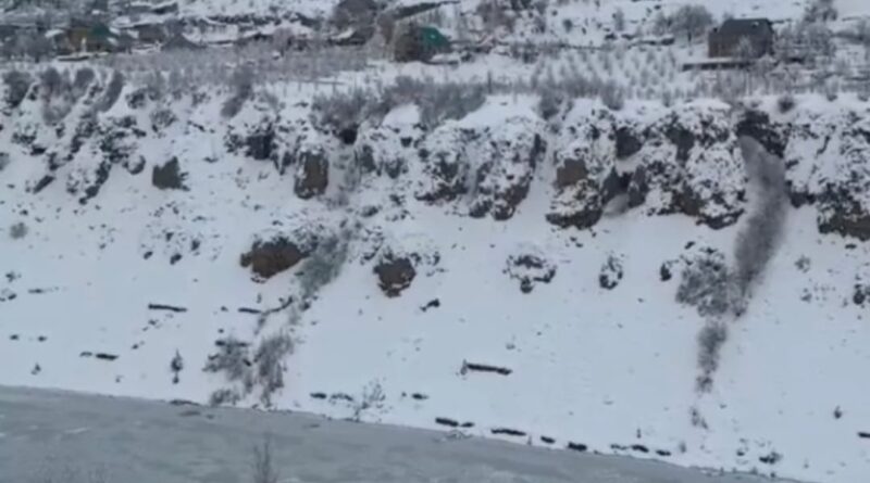 Avalanche hits Himachal - Flow of Chanderbhaga river blocked Avalanche hits Himachal - Flow of Chanderbhaga river blocked HIMACHAL HEADLINES