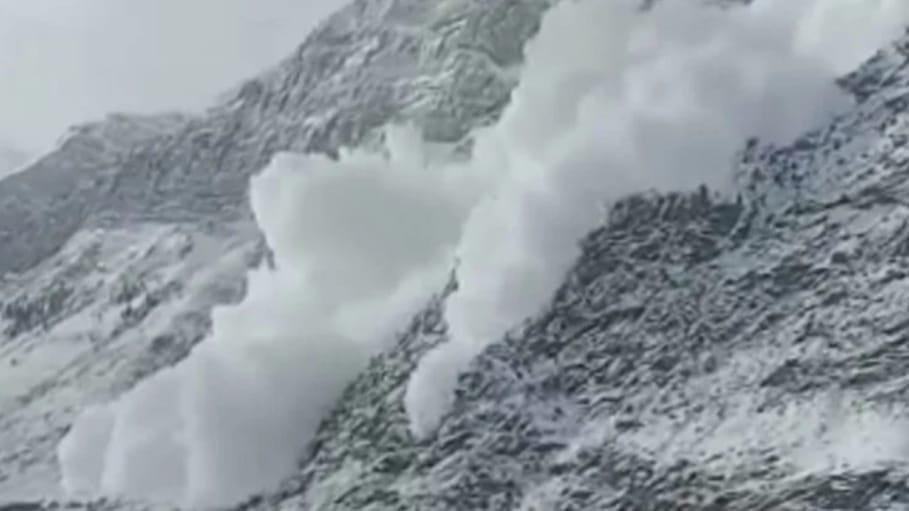 Three workers hailing from Jharkhand die under avalanche in Kinnaur Three workers hailing from Jharkhand die under avalanche in Kinnaur HIMACHAL HEADLINES