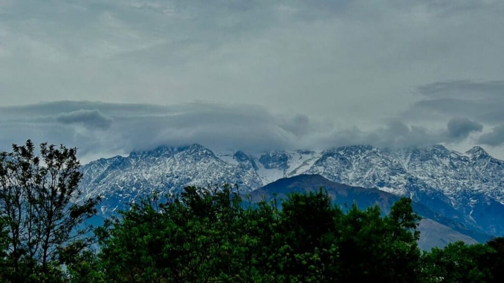 Higher reaches of Himachal experiencing snowfall, windstorm & rain disrupts normal life HIMACHAL HEADLINES