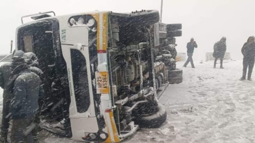 Narrow escape of 17 passengers, HRTC bus skids on a snowy road Narrow escape of 17 passengers, HRTC bus skids on a snowy road HIMACHAL HEADLINES