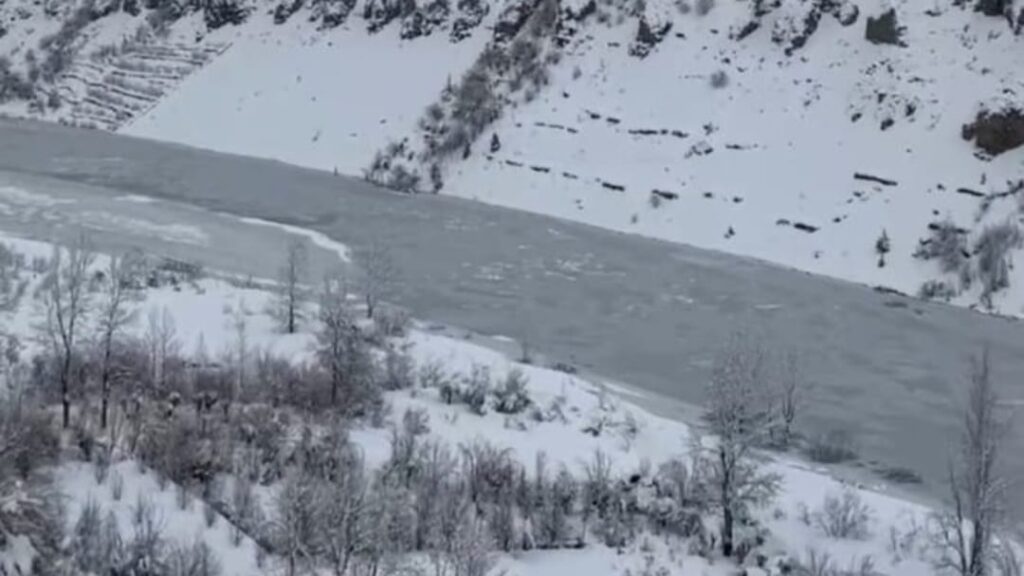 Landslide Triggers Alarm in Tosh Village, Evacuation Underway to Prevent Disaster HIMACHAL HEADLINES