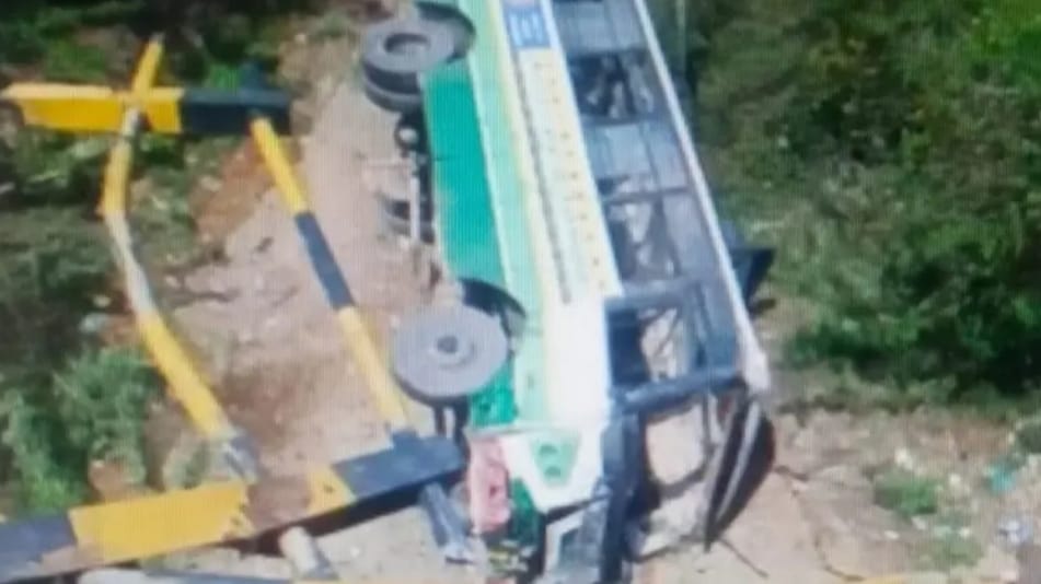 HRTC bus with about 25 people lost control in Bilaspur, ten people got hurt HIMACHAL HEADLINES