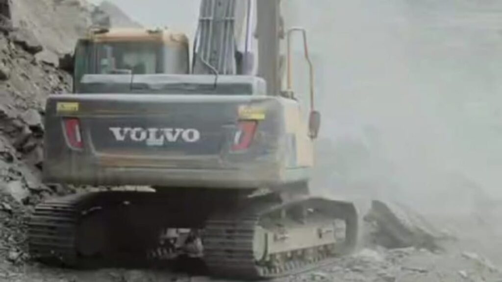 Tragic Accident on NH-707 Claims Two Lives: SUV Crushed by Boulders HIMACHAL HEADLINES