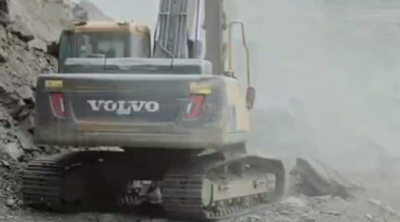 Tragic Accident on NH-707 Claims Two Lives: SUV Crushed by Boulders HIMACHAL HEADLINES