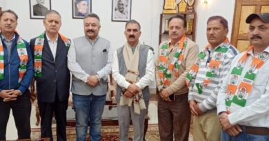 Manjeet Singh Thakur joins Congress along with supporters HIMACHAL HEADLINES
