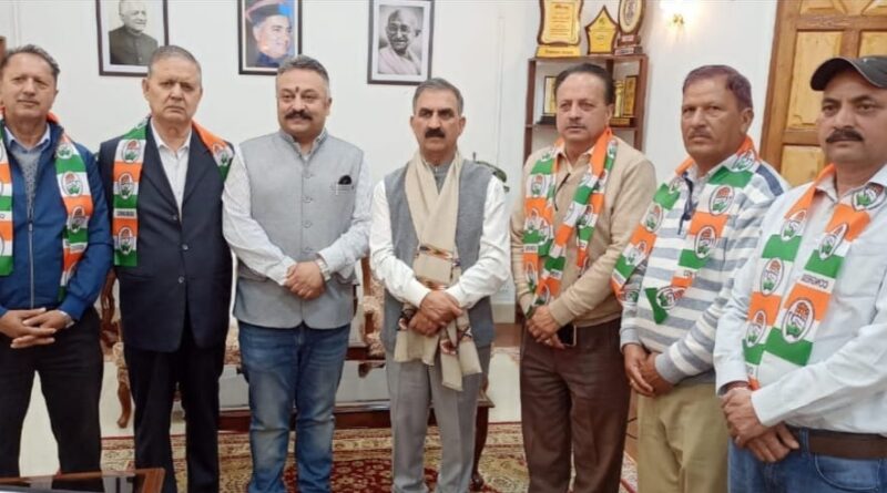 Manjeet Singh Thakur joins Congress along with supporters HIMACHAL HEADLINES