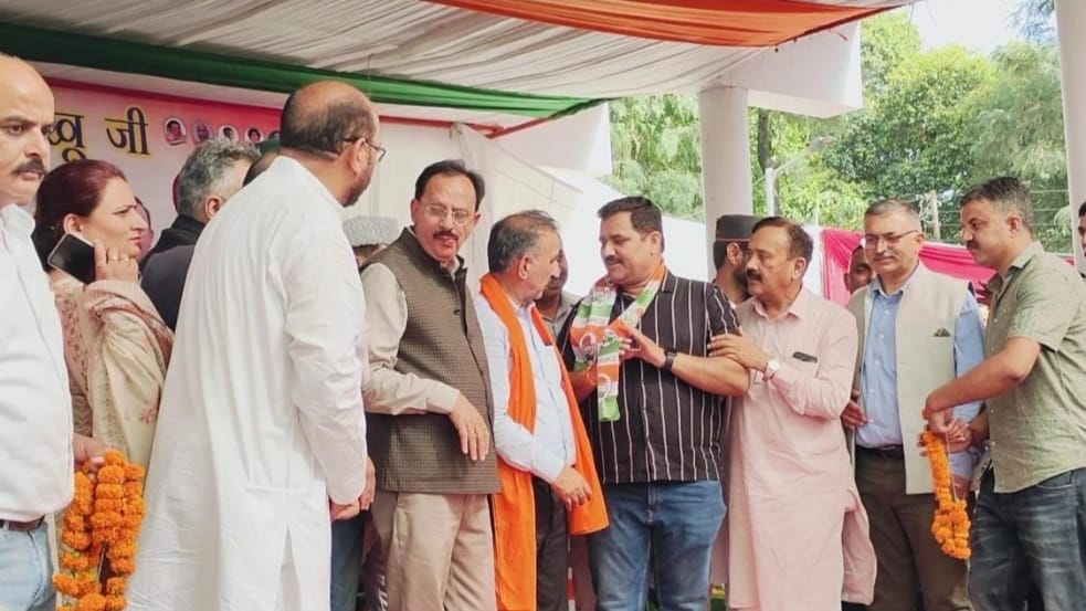Manish Tomar joins Congress after contesting elections as an independent Manish Tomar joins Congress after contesting elections as an independent HIMACHAL HEADLINES