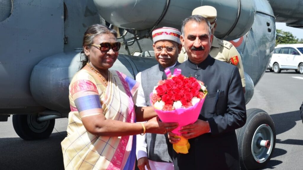 President Droupadi Murmu given warm welcome on reaching Shimla President Droupadi Murmu given warm welcome on reaching Shimla HIMACHAL HEADLINES