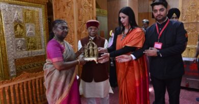 Governor Shukla honored President Murmu of India with a memento of Ram Darbaar HIMACHAL HEADLINES