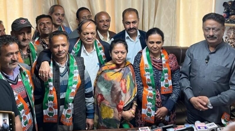 11 people including Pradhan and ward member joined Congress HIMACHAL HEADLINES