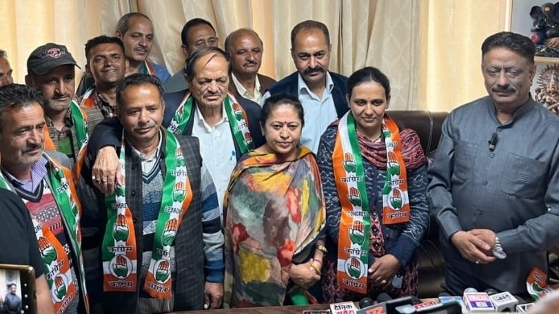 11 people including Pradhan and ward member joined Congress HIMACHAL HEADLINES