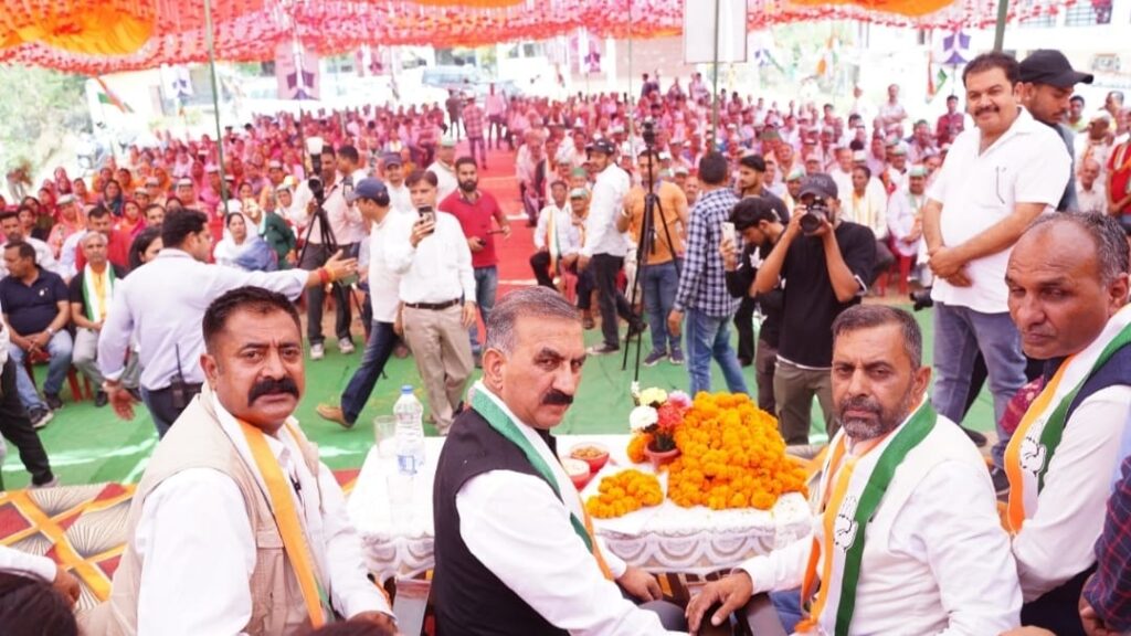 CM Sukhu made a stormy tour of Badsar and asked for votes for Satpal Raizada and Subhash Dhatwalia CM Sukhu made a stormy tour of Badsar and asked for votes for Satpal Raizada and Subhash Dhatwalia HIMACHAL HEADLINES
